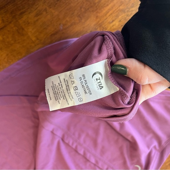 Zyia women’s purple split back muscle tank top size medium crop top - Picture 6 of 6